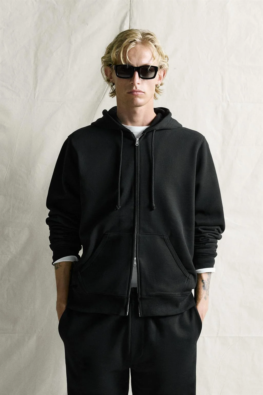 REGULAR FIT ZIP-UP HOODIE