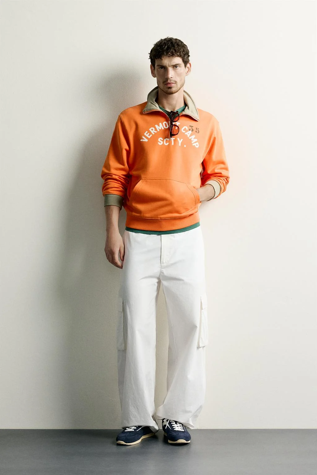 CONTRAST TEXT QUARTER-ZIP SWEATSHIRT
