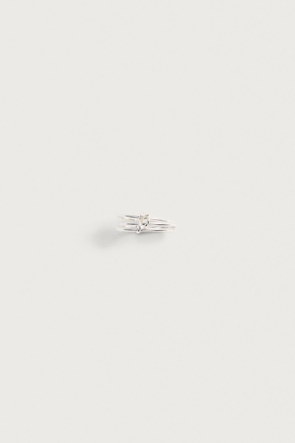 Металлическое кольцо с многослойным эффектом