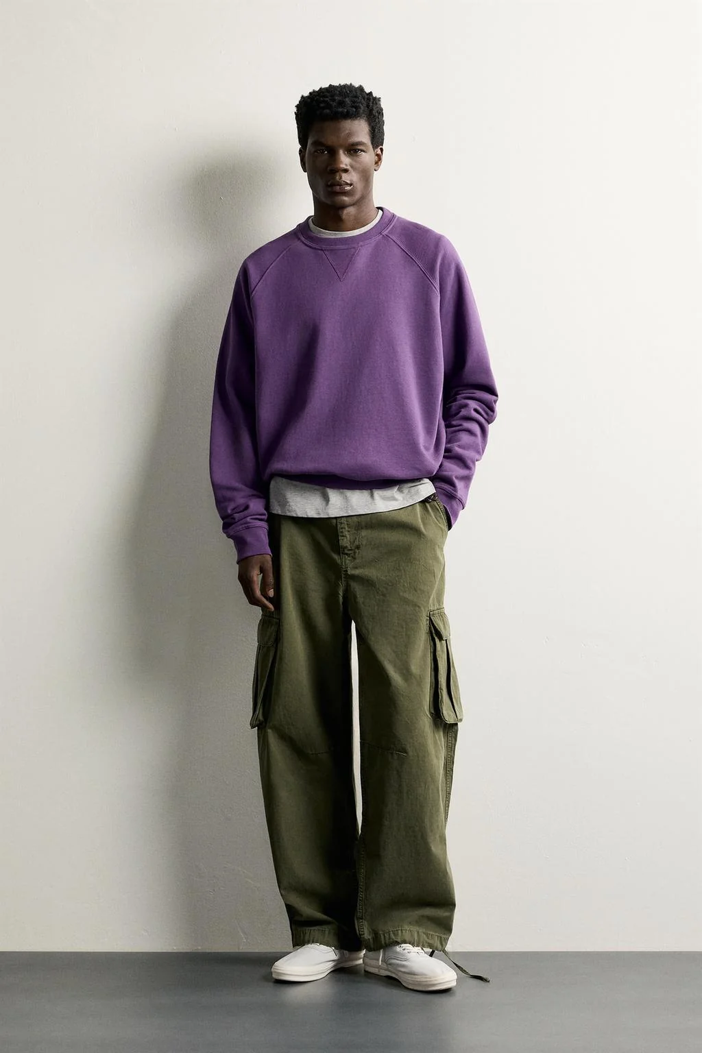 Свитшот regular fit с круглым вырезом