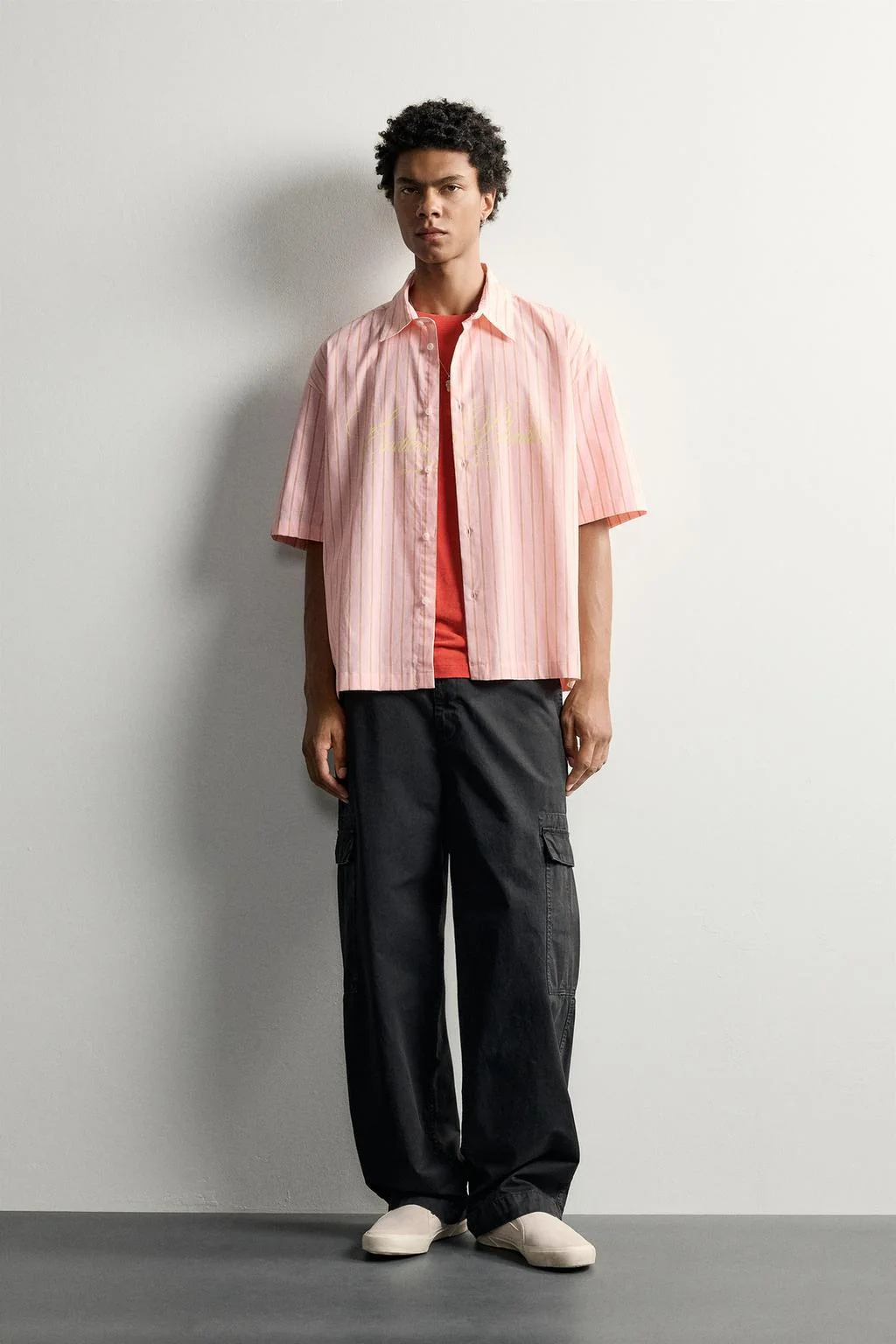 Рубашка relaxed fit в полоску с слоганом