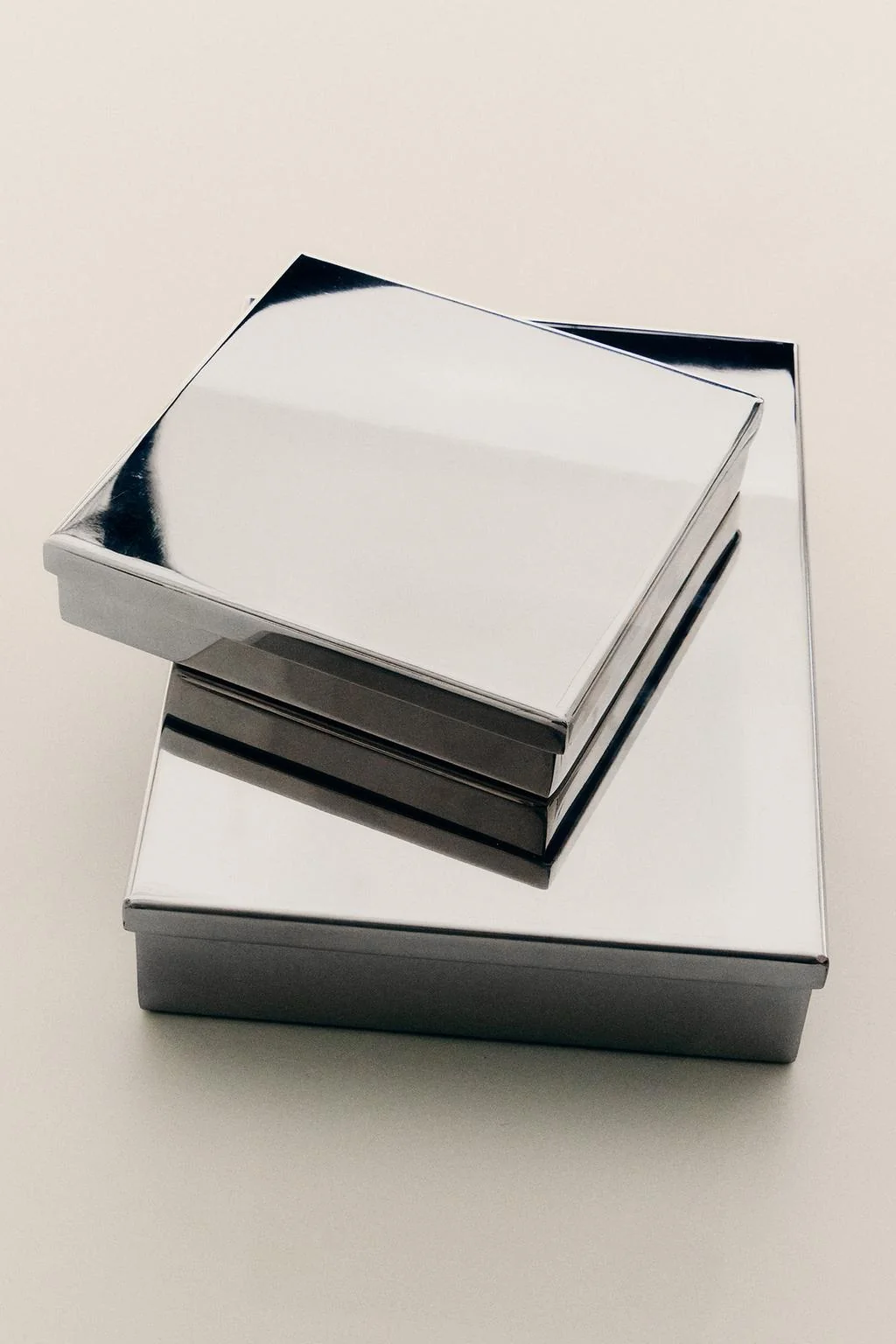 Стальная коробка с крышкой