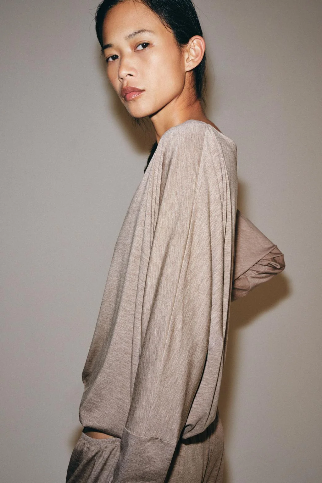ELASTICATED HEM T-SHIRT