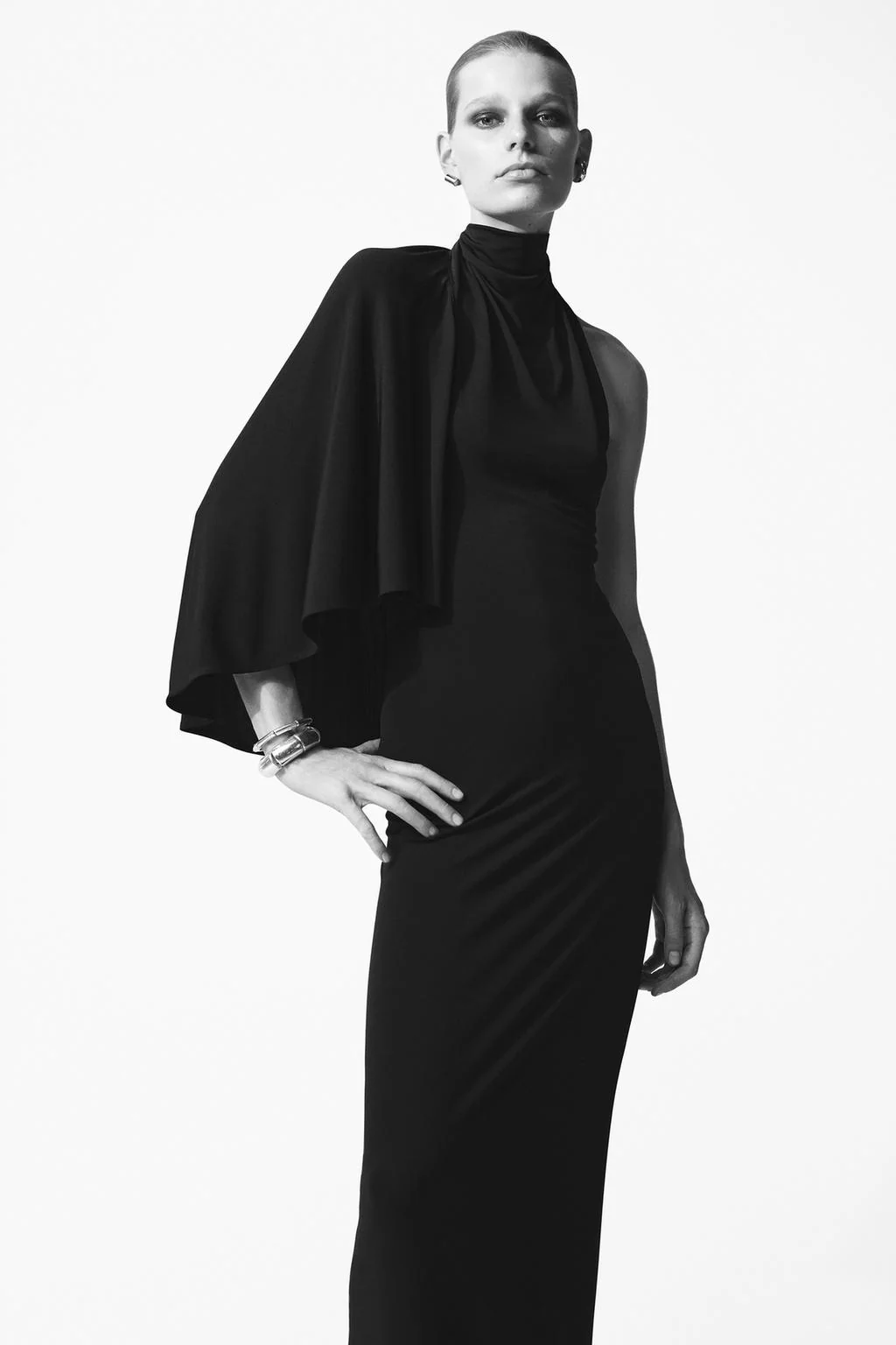 Платье от ZW COLLECTION с асимметричными рукавами