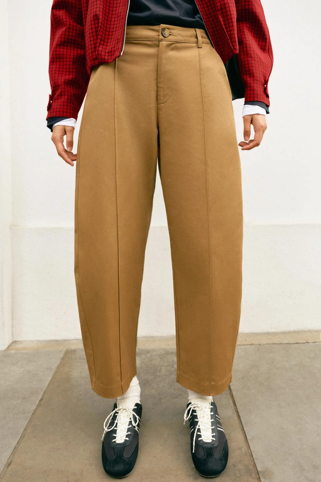BARREL-LEG TROUSERS WITH SEAM DETAIL