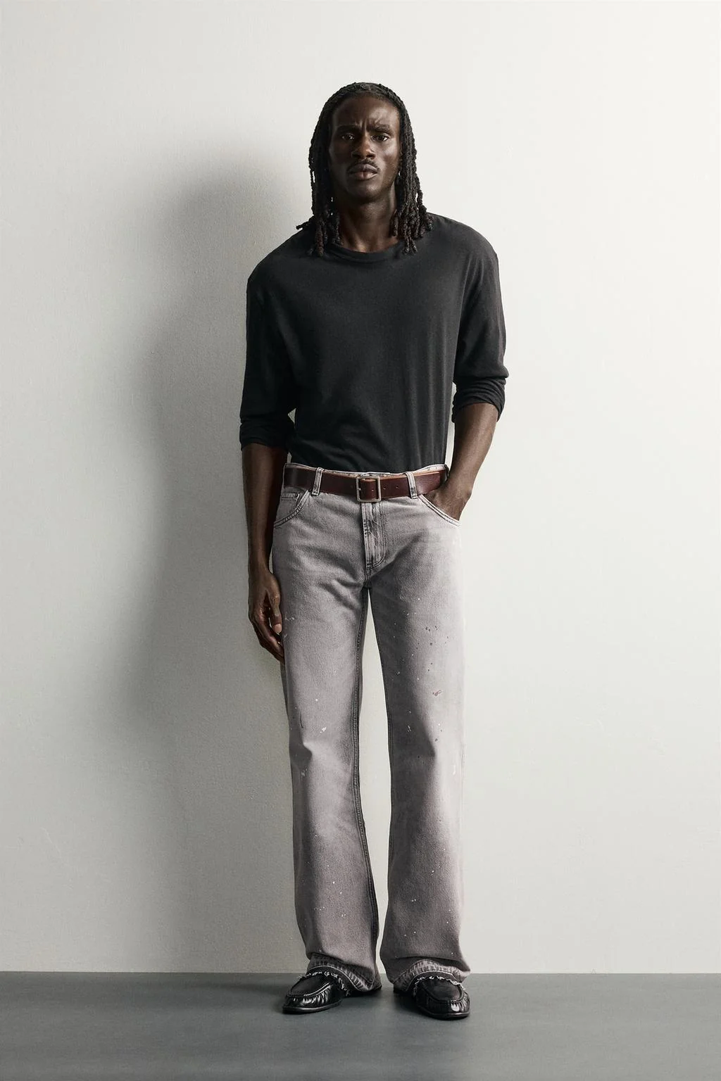 LOW-RISE RIPPED BOOT-CUT JEANS