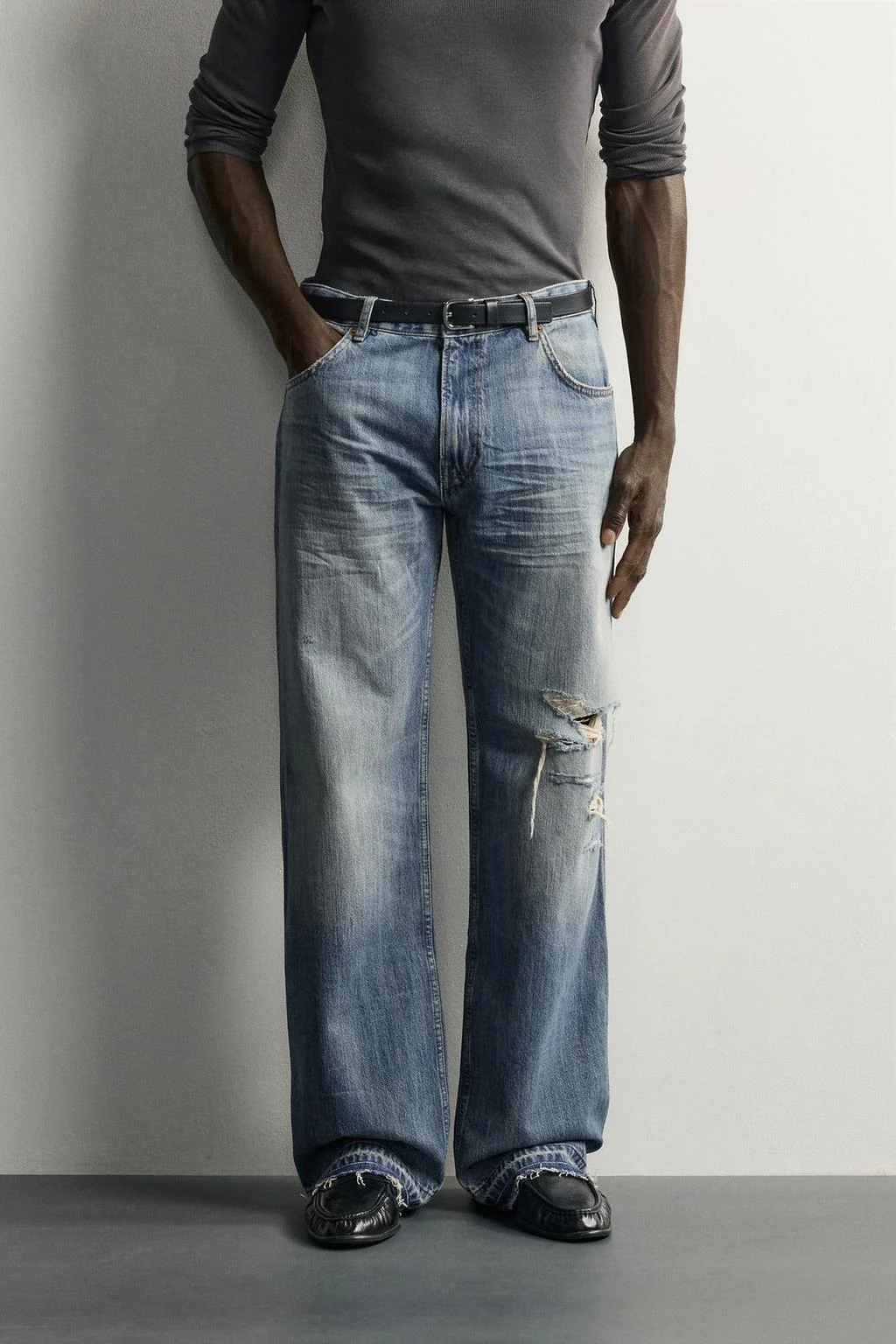 LOW-RISE RIPPED BOOT-CUT JEANS