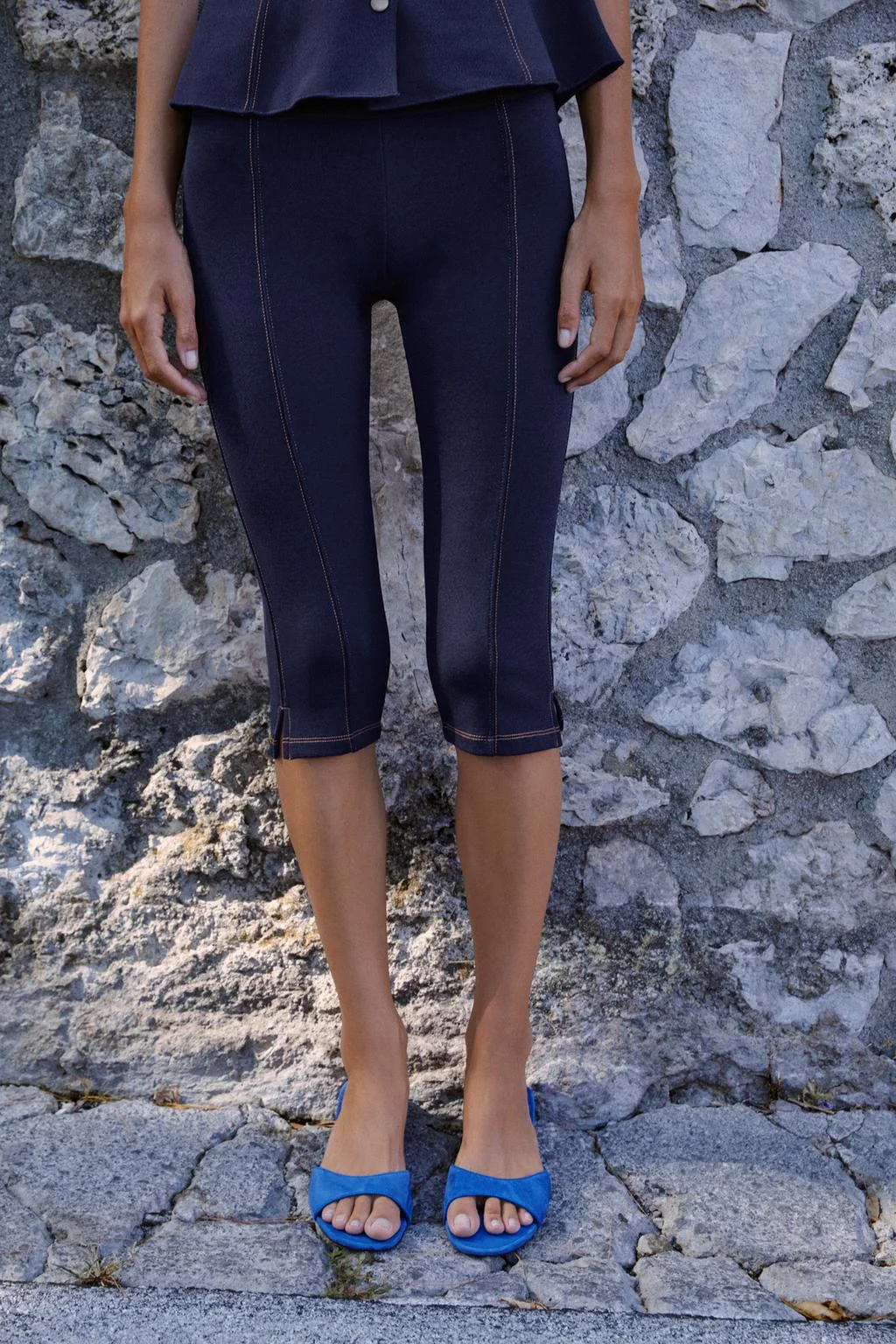 CAPRIS WITH CONTRAST TOPSTITCHING