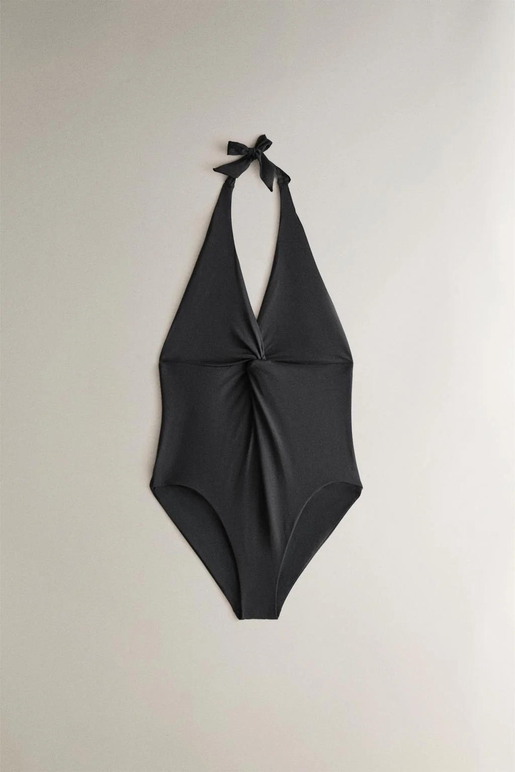 Пляжный купальник с узлом на шее