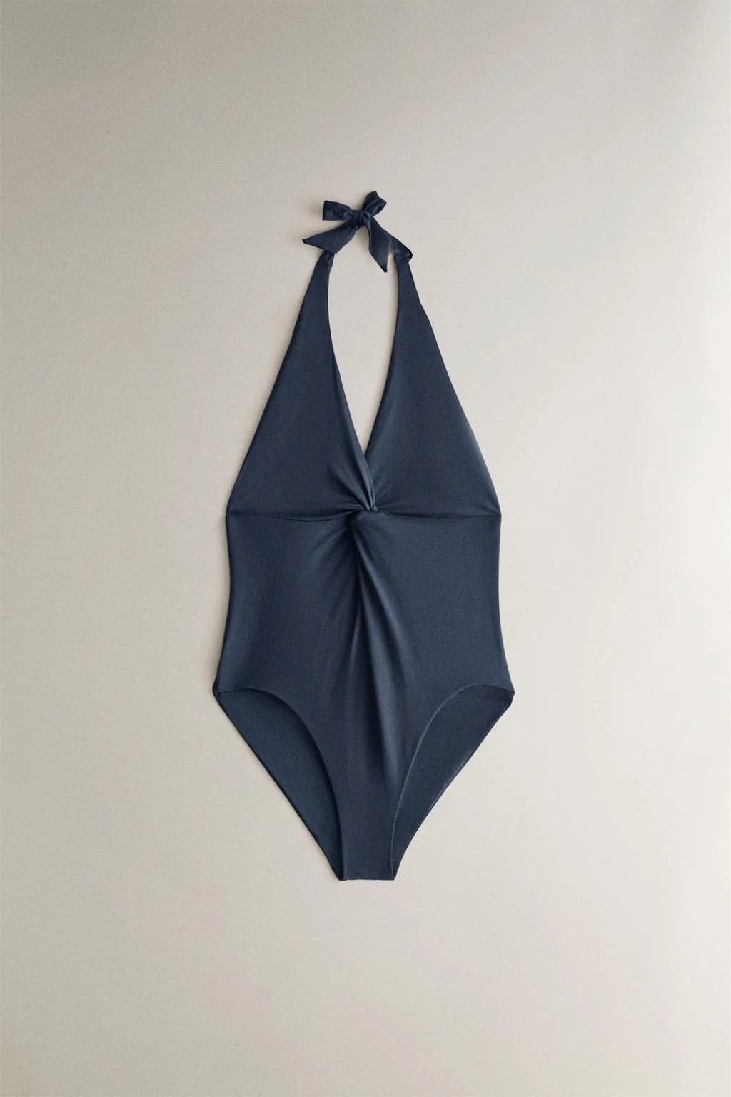 Пляжный купальник с узлом на шее