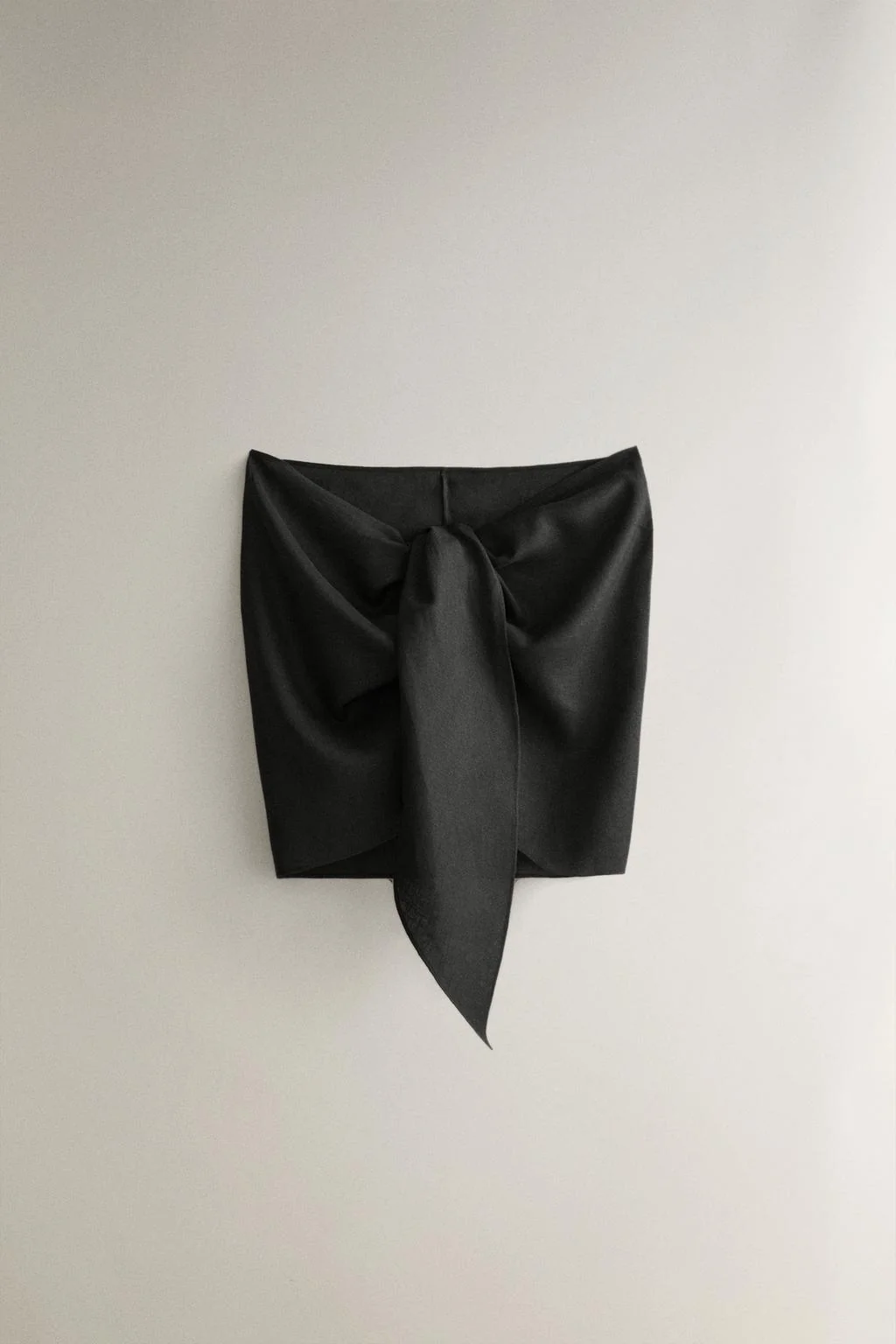 Короткий льняной пляжный саронг с узлом