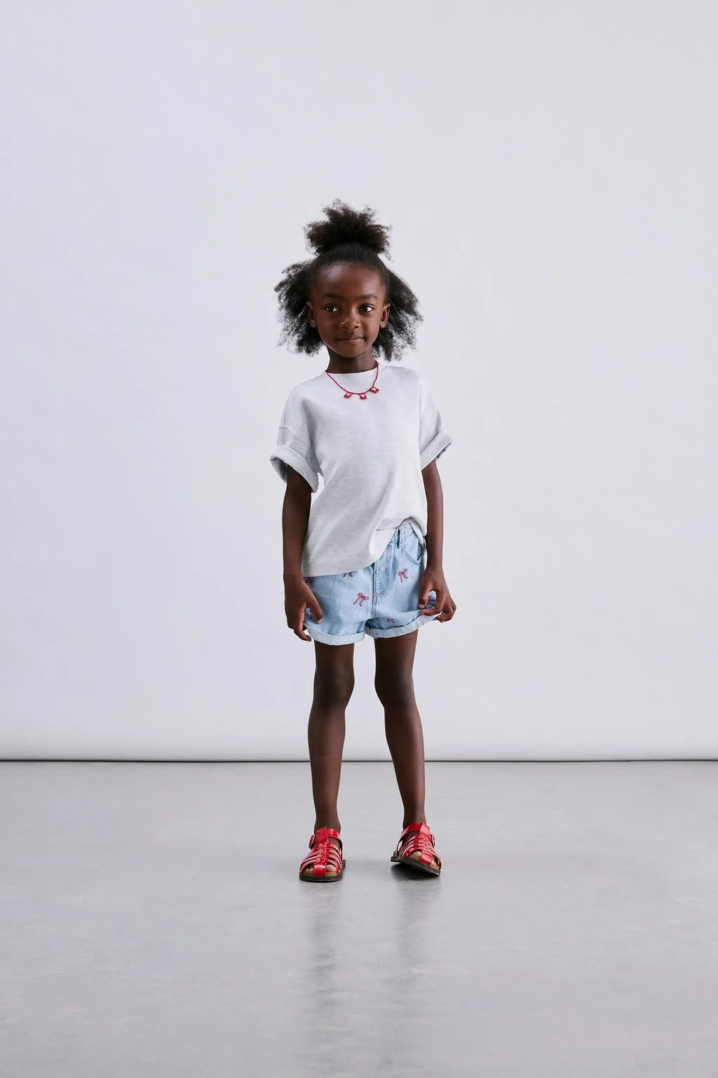 ДЖИНСОВЫЕ БЕРМУДЫ MOM FIT С ВЫШИТЫМ БАНТОМ