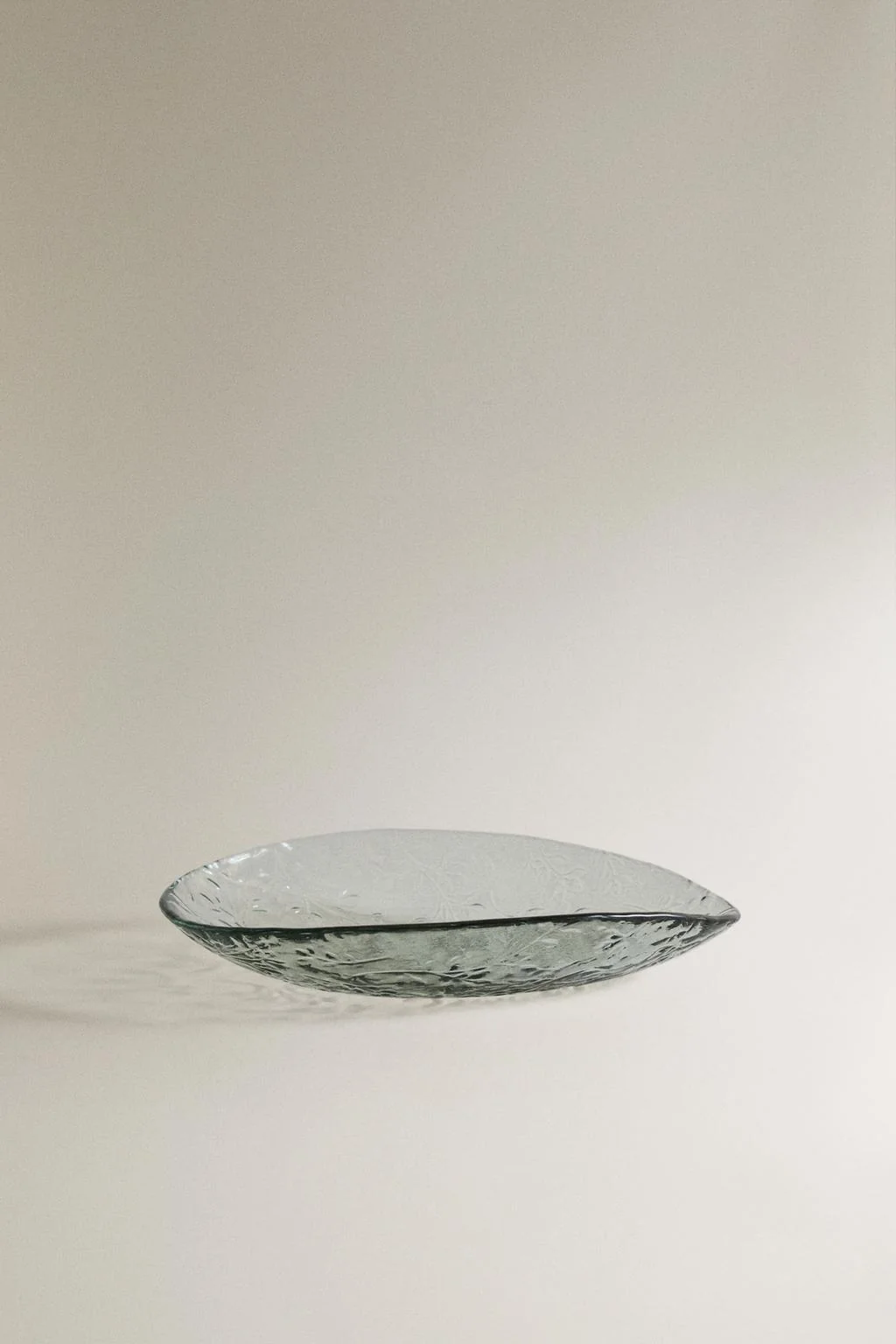 Маленькая стеклянная ваза в цветочек