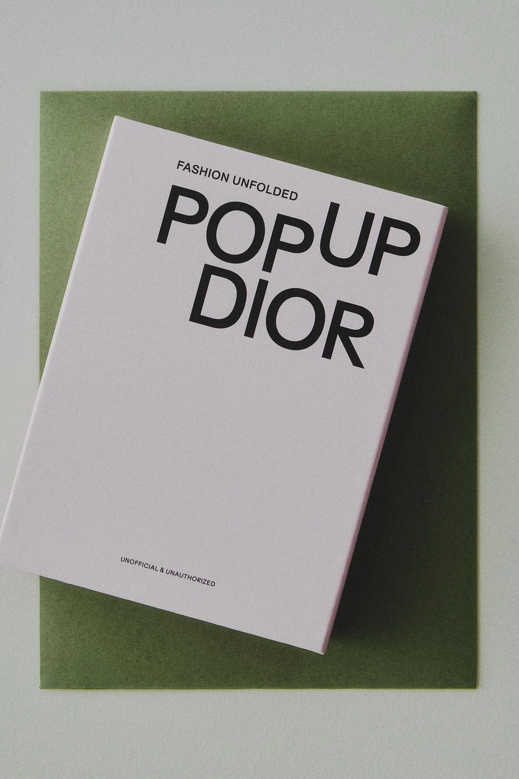 Книга FASHION UNFOLDED "POP UP" DIOR (на английском)
