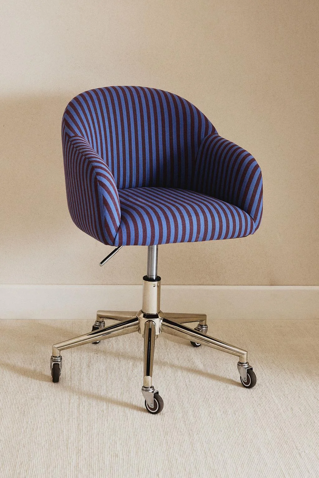 CHILDREN’S ROTATING DESK CHAIR
