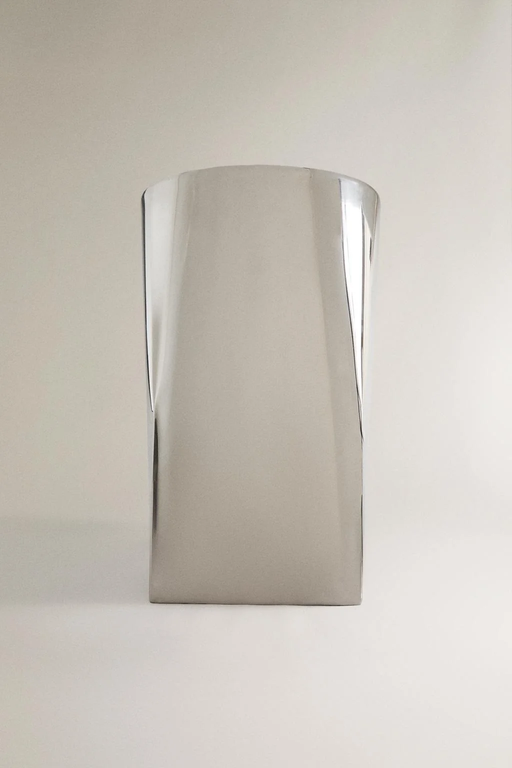 Стальной журнальный столик из нержавеющей стали